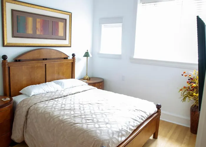 Bootlegger House Sleeps 10-20 Free Tv & Parking Apartment Chicago