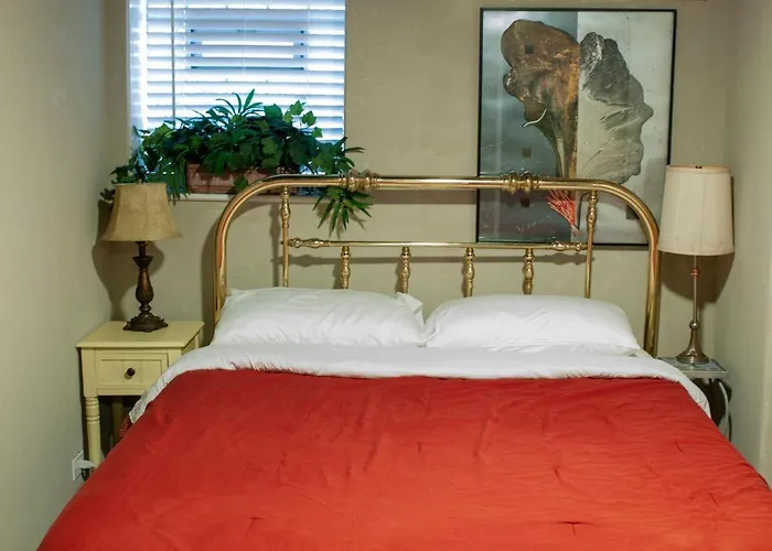 Bootlegger House Sleeps 10-20 Free Tv & Parking