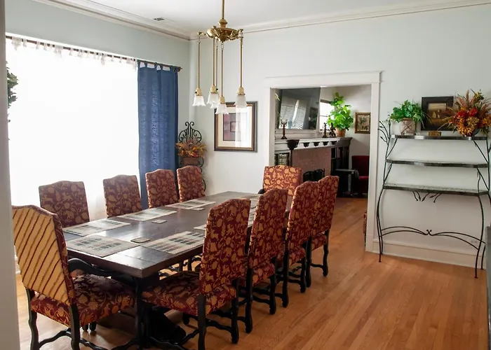 Bootlegger House Sleeps 10-20 Free Tv & Parking Apartment Chicago