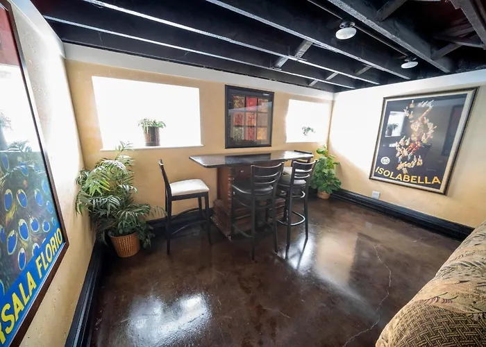 Bootlegger House Sleeps 10-20 Free Tv & Parking Apartment Chicago
