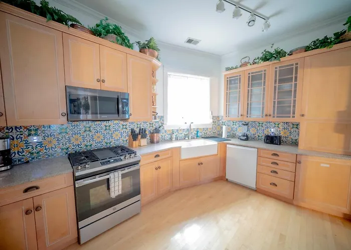 Bootlegger House Sleeps 10-20 Free Tv & Parking Chicago
