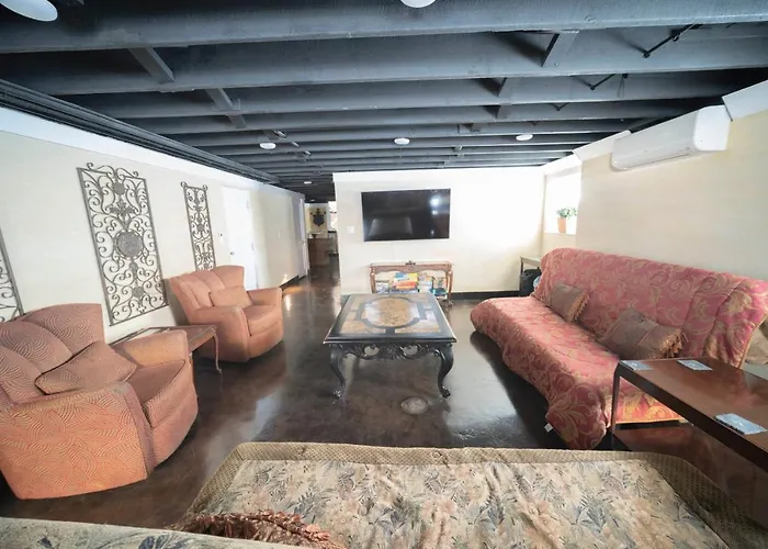 Bootlegger House Sleeps 10-20 Free Tv & Parking *