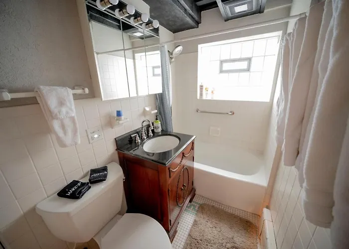 Bootlegger House Sleeps 10-20 Free Tv & Parking * Chicago