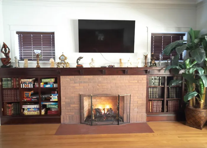 Bootlegger House Sleeps 10-20 Free Tv & Parking * Chicago