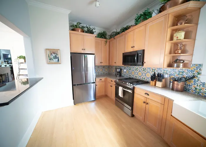 Bootlegger House Sleeps 10-20 Free Tv & Parking Apartment Chicago