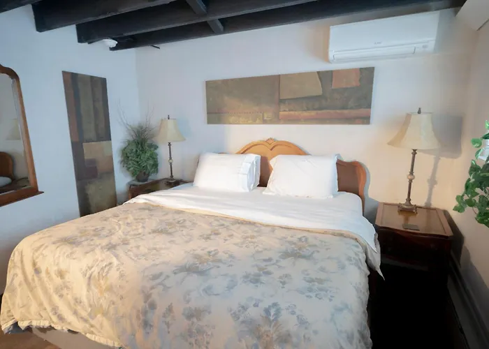 Bootlegger House Sleeps 10-20 Free Tv & Parking Chicago