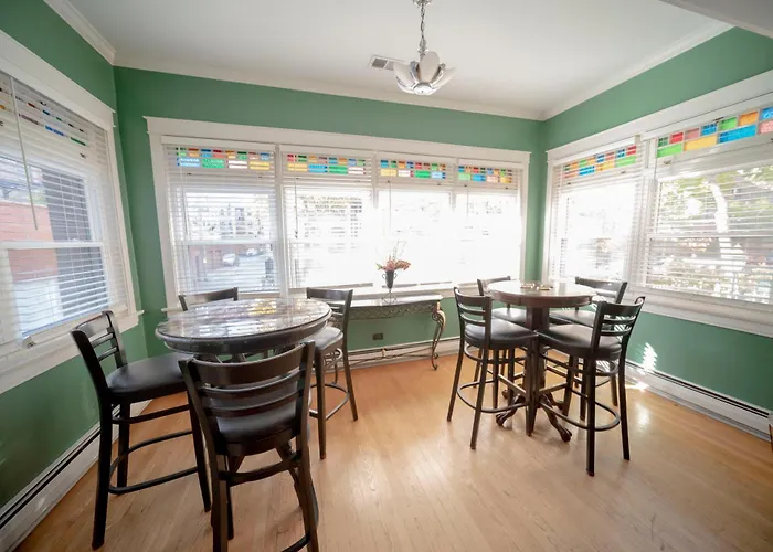 Bootlegger House Sleeps 10-20 Free Tv & Parking * Chicago