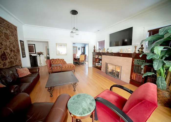Bootlegger House Sleeps 10-20 Free Tv & Parking