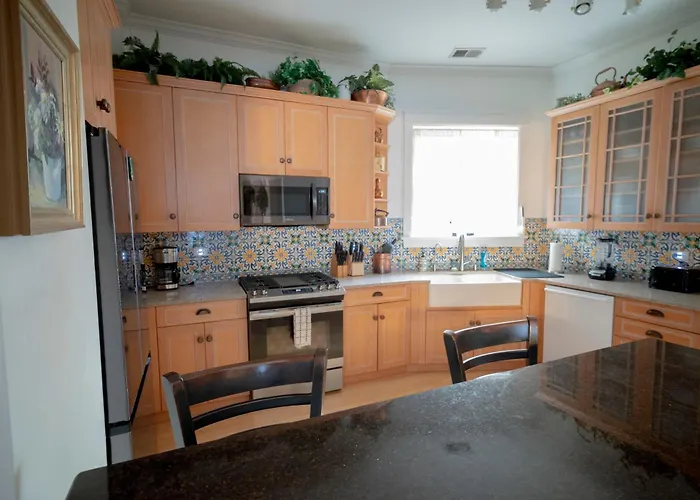 Bootlegger House Sleeps 10-20 Free Tv & Parking Chicago