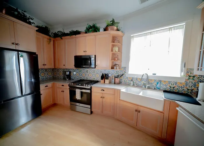 Bootlegger House Sleeps 10-20 Free Tv & Parking Apartment