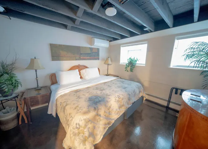 Bootlegger House Sleeps 10-20 Free Tv & Parking *