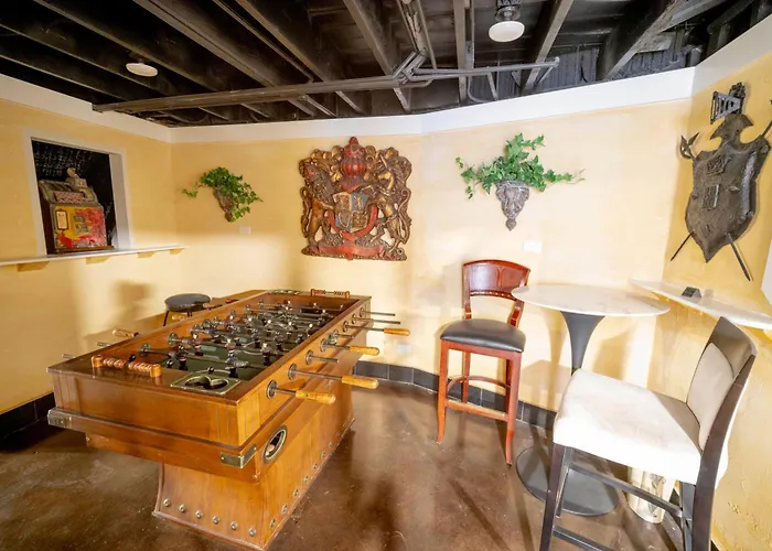 Bootlegger House Sleeps 10-20 Free Tv & Parking